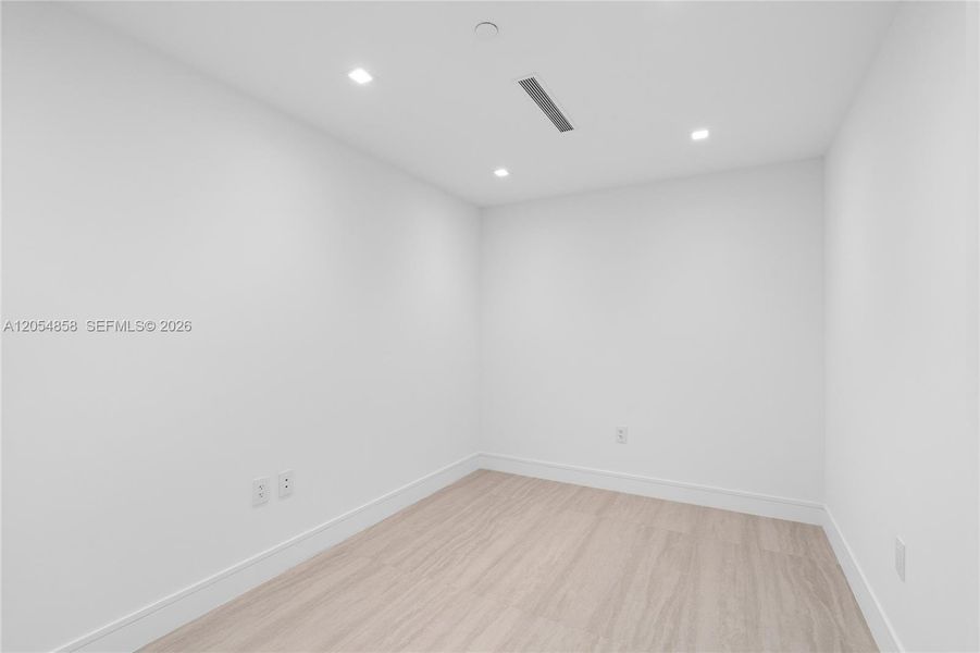 Spacious, unfurnished interior of a new home in One Park Tower, Miami (Image 22).