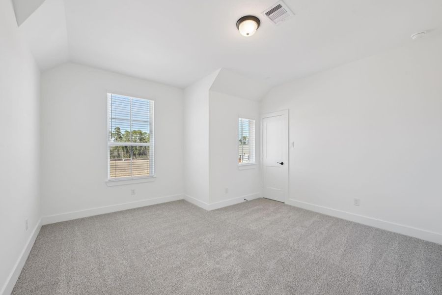Spacious, unfurnished interior of a new home in Evergreen, Conroe (Image 25).
