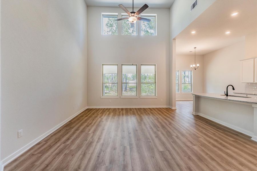 Spacious, unfurnished interior of a new home in Deer Pines, Conroe (Image 18).