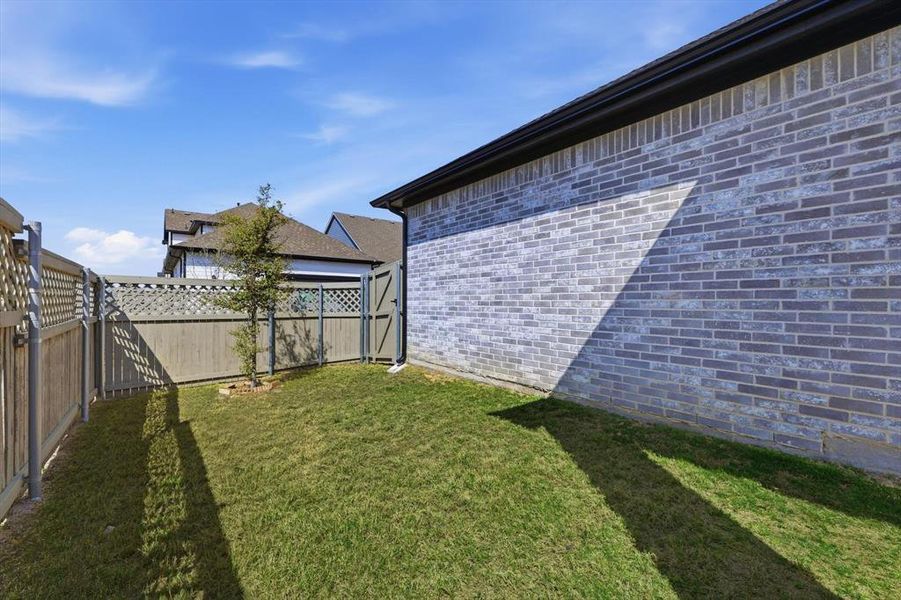 Exterior details and patio area of a home in , Northlake (Image 26).