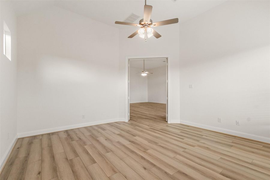 Spacious, unfurnished interior of a new home in Sundance Cove, Crosby (Image 35).