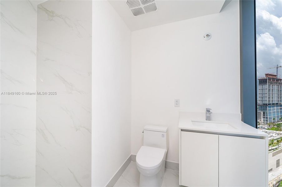 Spacious, unfurnished interior of a new home in Aria Reserve, Miami (Image 29).