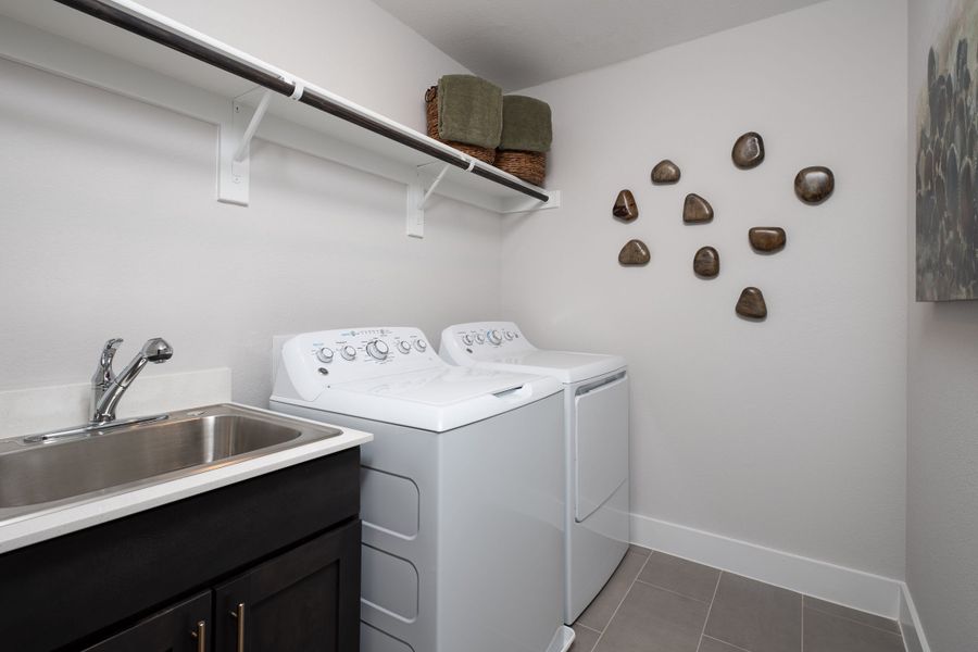 Representative interior finishes for a home built from the Ivy by Tri Pointe Homes in Union Park, Little Elm (Image 13).