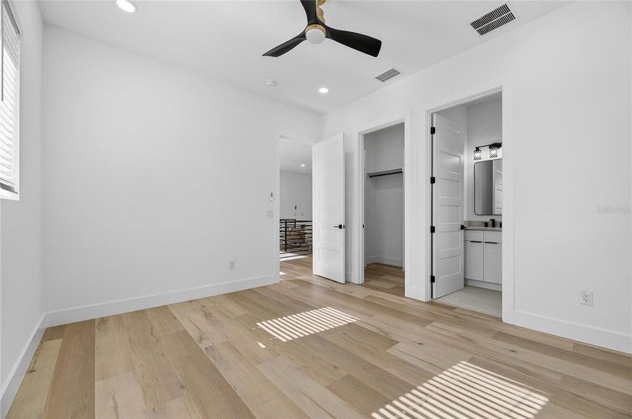 Spacious, unfurnished interior of a new home in , Sarasota (Image 58).