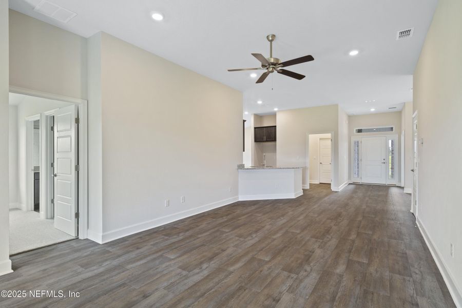 Spacious, unfurnished interior of a new home in Shadow Crest at Rolling Hills, Green Cove Springs (Image 10).