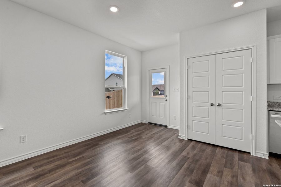 Spacious, unfurnished interior of a new home in Vista Real, Converse (Image 32).