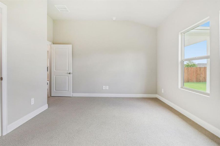 Spacious, unfurnished interior of a new home in Westmoor, Sherman (Image 26).