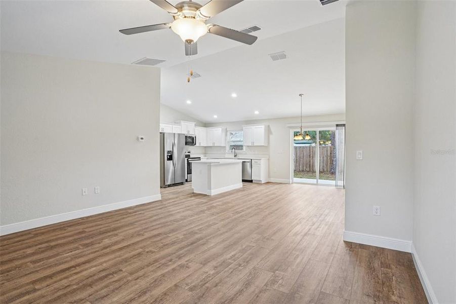 Spacious, unfurnished interior of a new home in , Citrus Springs (Image 18).