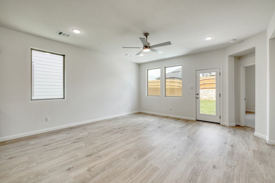Spacious, unfurnished interior of a new home in Trinity Ranch, Elgin (Image 16).