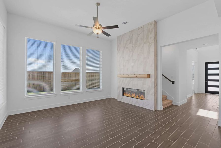 Representative unfurnished interior of a home built from the St Andrews by Chesmar Homes in Riceland Alley Loads, Mont Belvieu (Image 21).