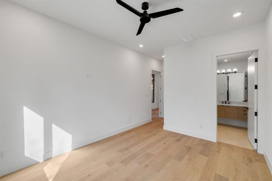 Spacious, unfurnished interior of a new home in , Farmers Branch (Image 20). Spacious, unfurnished interior of a new home in , Farmers Branch (Image 20).