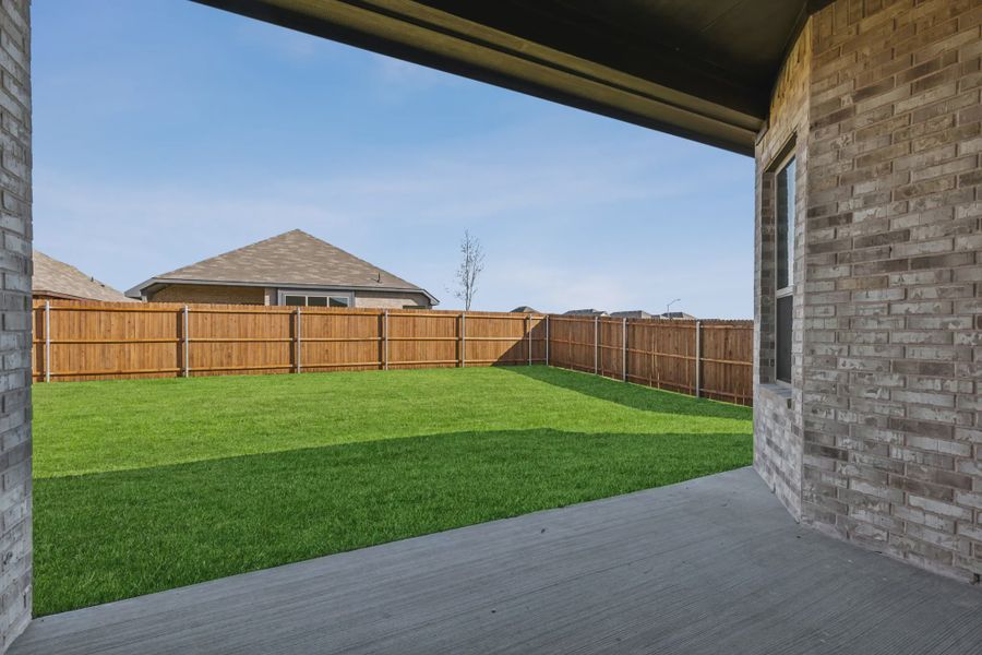 Exterior details and patio area of a home in Summer Crest, Fort Worth (Image 3).
