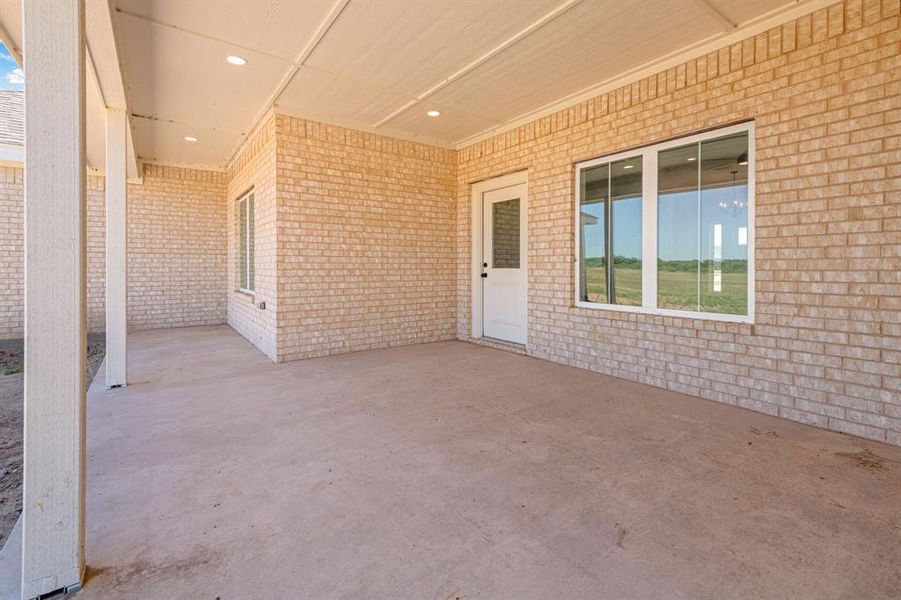 Exterior details and patio area of a home in , Hawley (Image 4).
