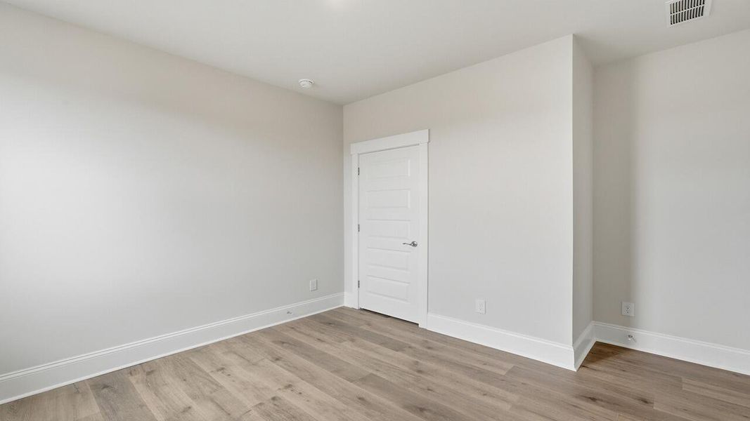 Spacious, unfurnished interior of a new home in Sheep Island, Summerville (Image 16).