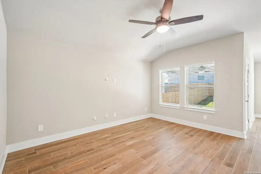 Spacious, unfurnished interior of a new home in Comanche Ridge, San Antonio (Image 15).