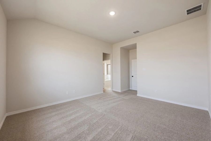 Spacious, unfurnished interior of a new home in Lariat, Liberty Hill (Image 33).