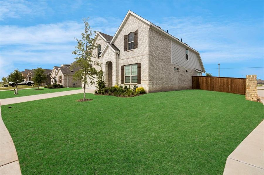 Exterior details and patio area of a home in Anna Ranch, Anna (Image 3).