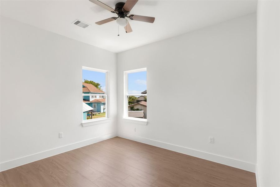 Secondary bedroom.