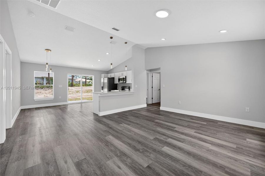 Spacious, unfurnished interior of a new home in , Ocala (Image 21).
