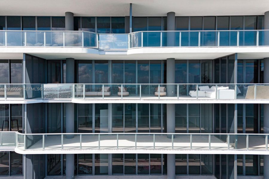 Condo located in Miami, FL showcasing its design and architecture (Image 4).