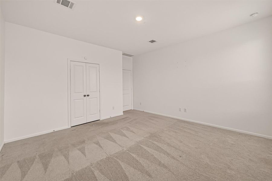 Spacious, unfurnished interior of a new home in Sunterra, Katy (Image 31).