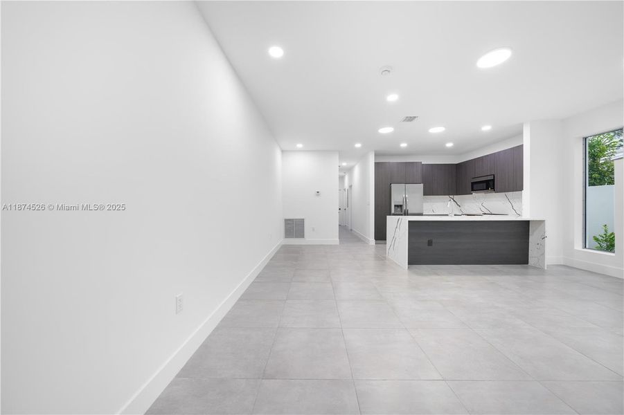 Spacious, unfurnished interior of a new home in , Miami (Image 38).