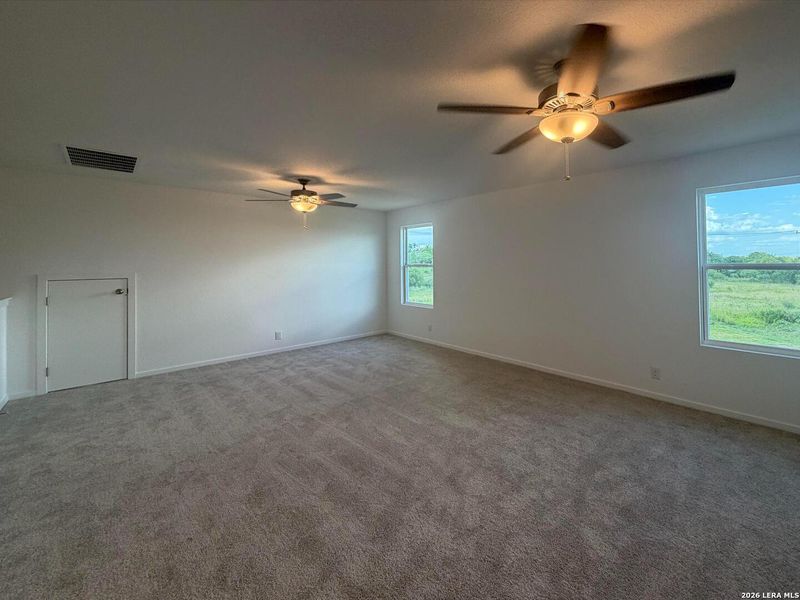 Spacious, unfurnished interior of a new home in Hennersby Hollow, San Antonio (Image 17). Spacious, unfurnished interior of a new home in Hennersby Hollow, San Antonio (Image 17).