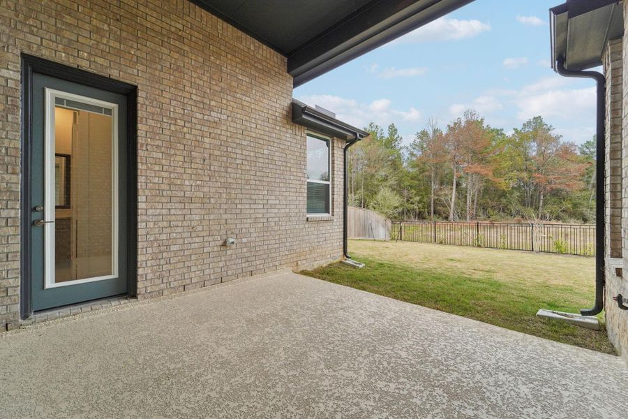 Exterior details and patio area of a home in Kresston, Montgomery (Image 3).