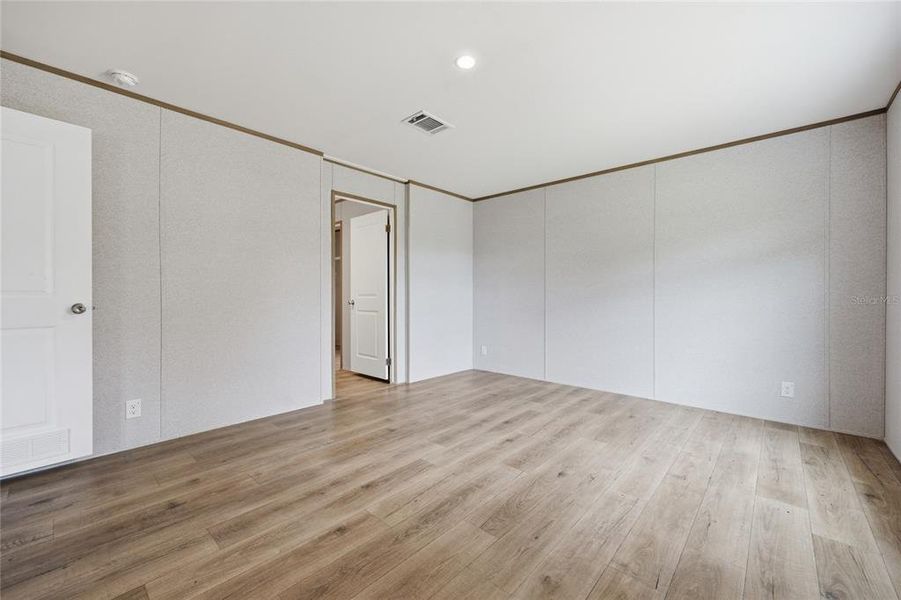Spacious, unfurnished interior of a new home in , Bronson (Image 37).