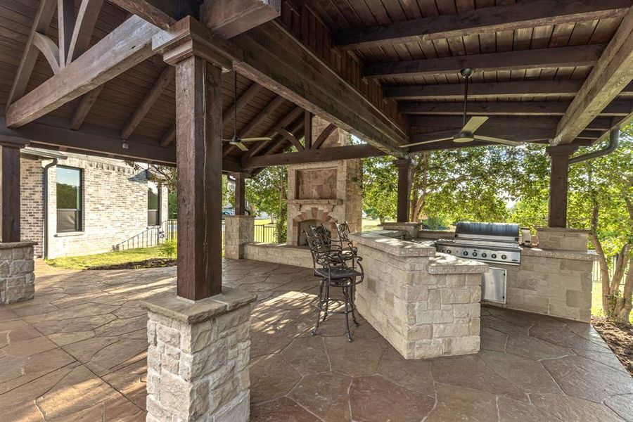 Outdoor kitchen with DCS grill Outdoor kitchen with DCS grill