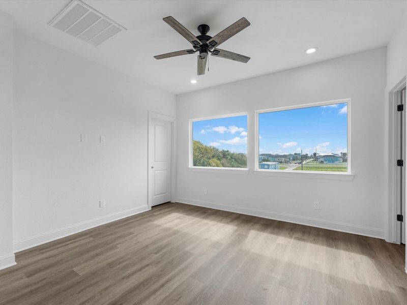 Spacious, unfurnished interior of a new home in , Galveston (Image 14).