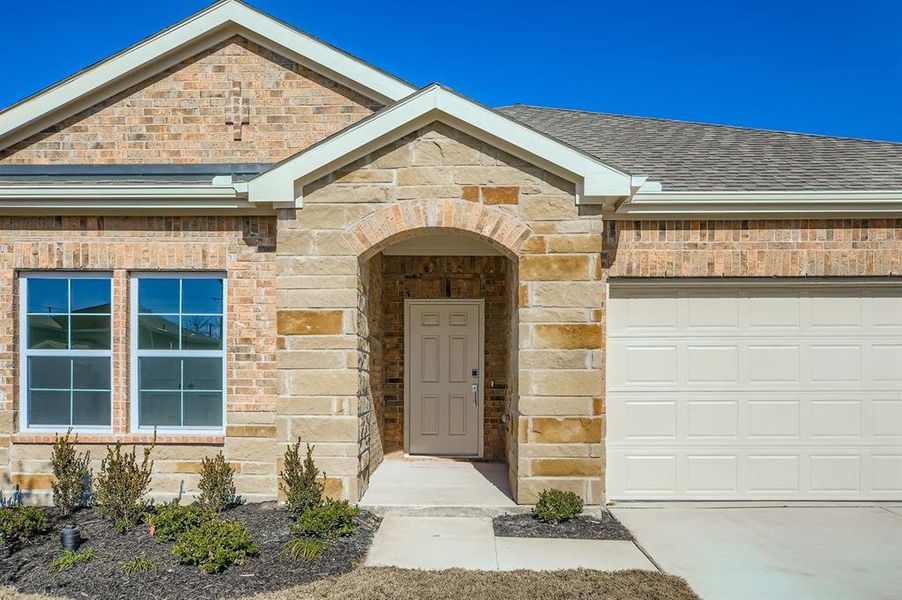 Exterior details and patio area of a home in Sperling Farms, Ferris (Image 3).