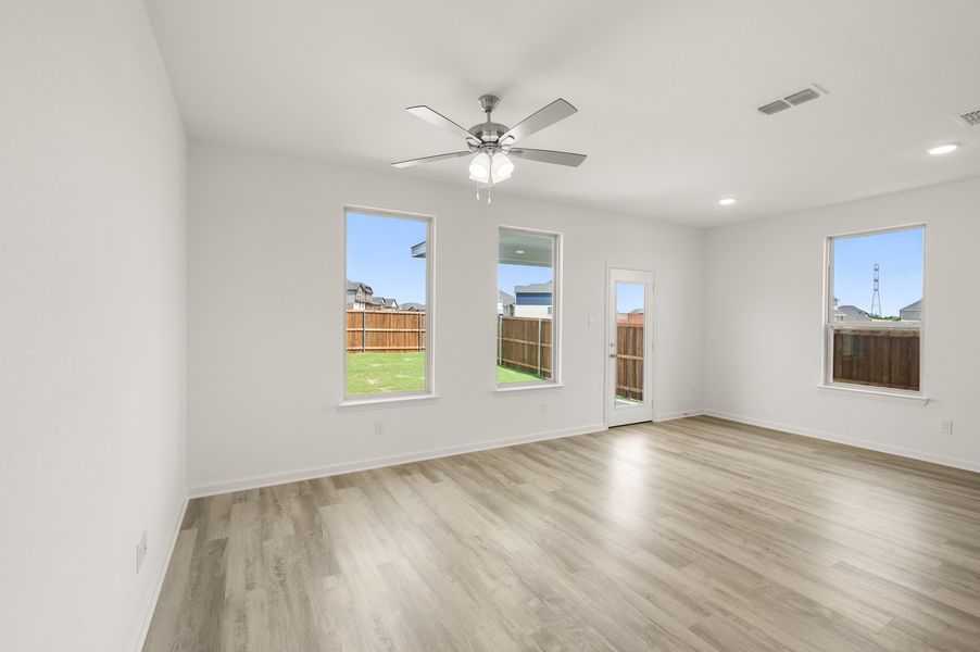 Spacious, unfurnished interior of a new home in Burgess Meadows, Cleburne (Image 17).