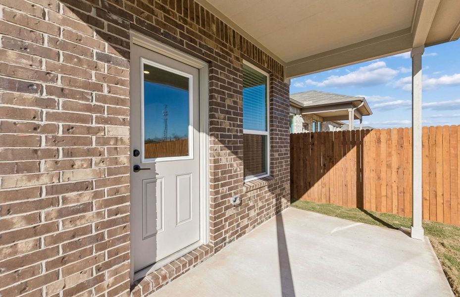 Exterior details and patio area of a home in Lagos, Manor (Image 25).