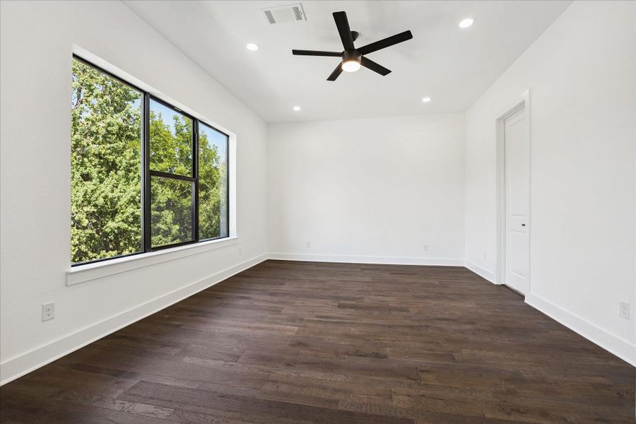 Spacious, unfurnished interior of a new home in , Houston (Image 18).