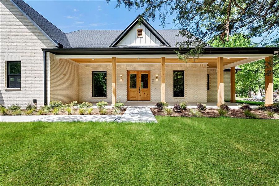 Exterior details and patio area of a home in , Corsicana (Image 3).