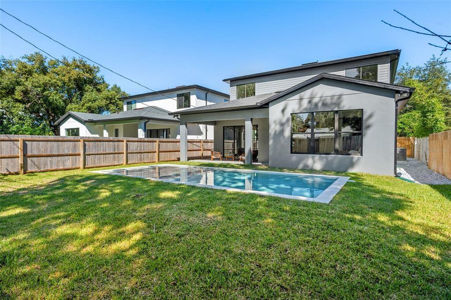 Exterior details and patio area of a home in College Park, Orlando (Image 3).