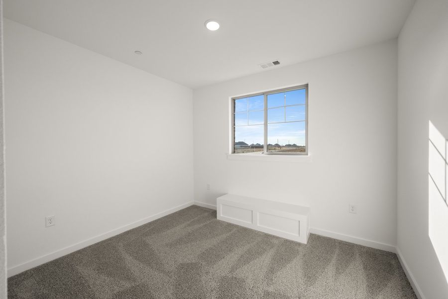Spacious, unfurnished interior of a new home in Wildridge, Oak Point (Image 23).