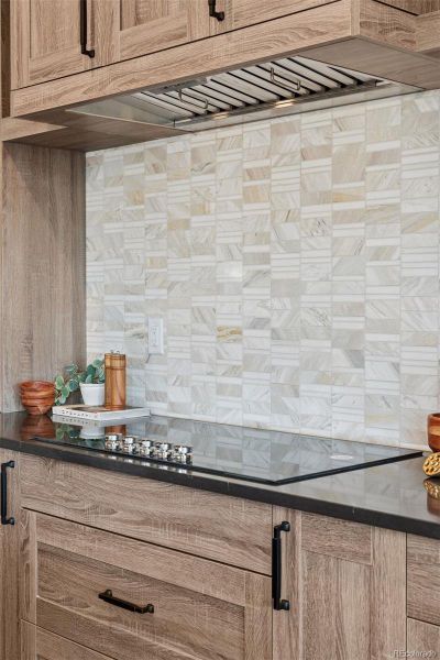 Photos are of a similar unit. Photos are of a similar unit.