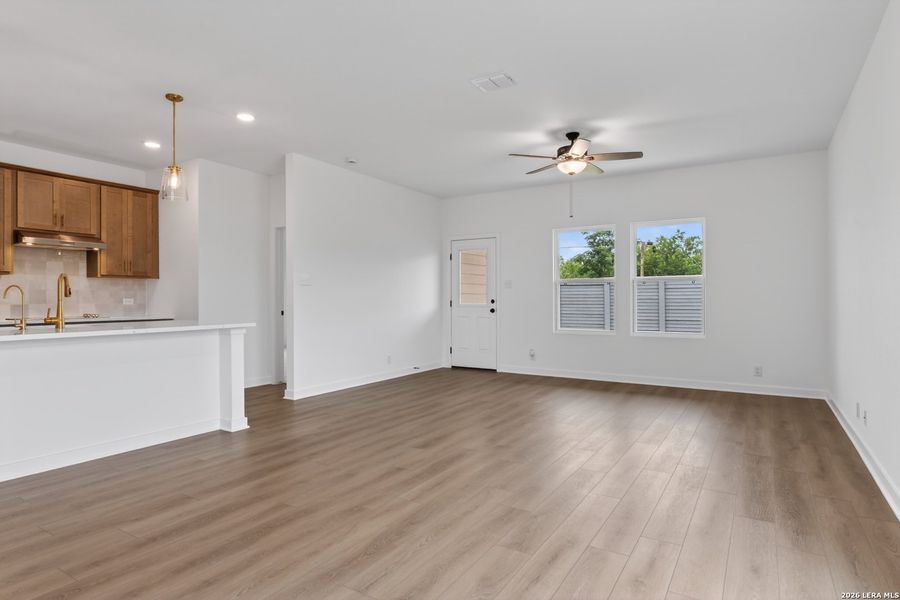 Spacious, unfurnished interior of a new home in Saddlebrook Ranch, Schertz (Image 9).