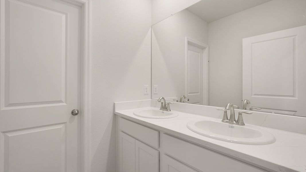 Representative interior finishes for a home built from the Hemingway by D.R. Horton in Silverstone North, Palmetto (Image 11).