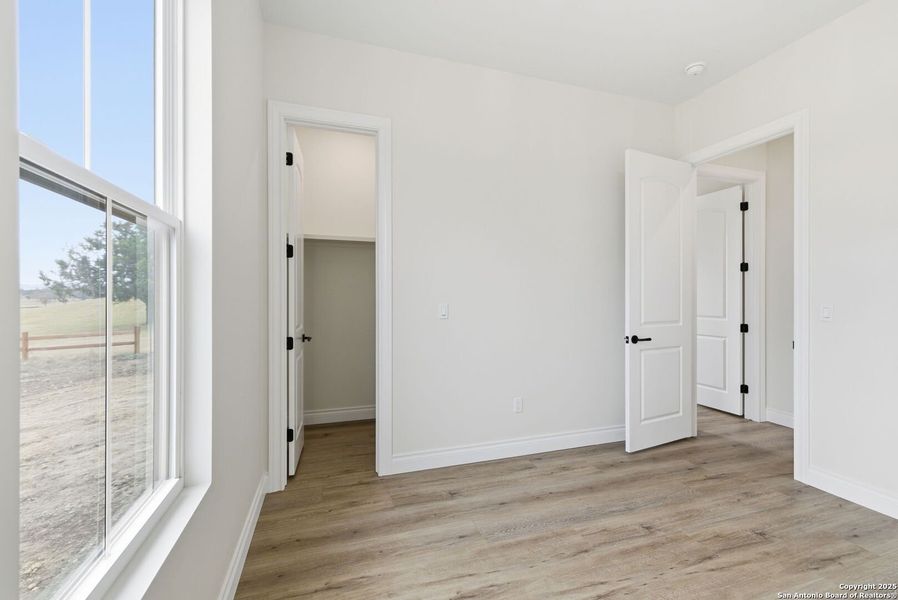 Spacious, unfurnished interior of a new home in , Bandera (Image 25).