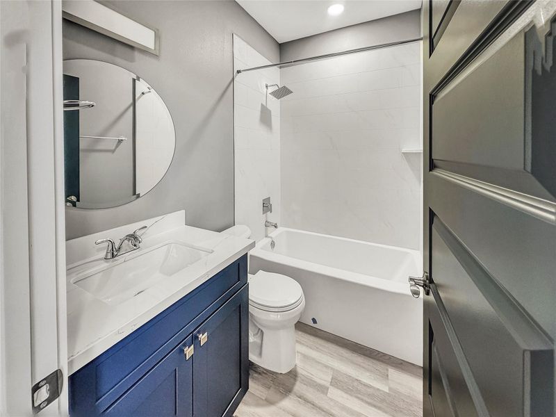 Secondary bathroom with modern finishes