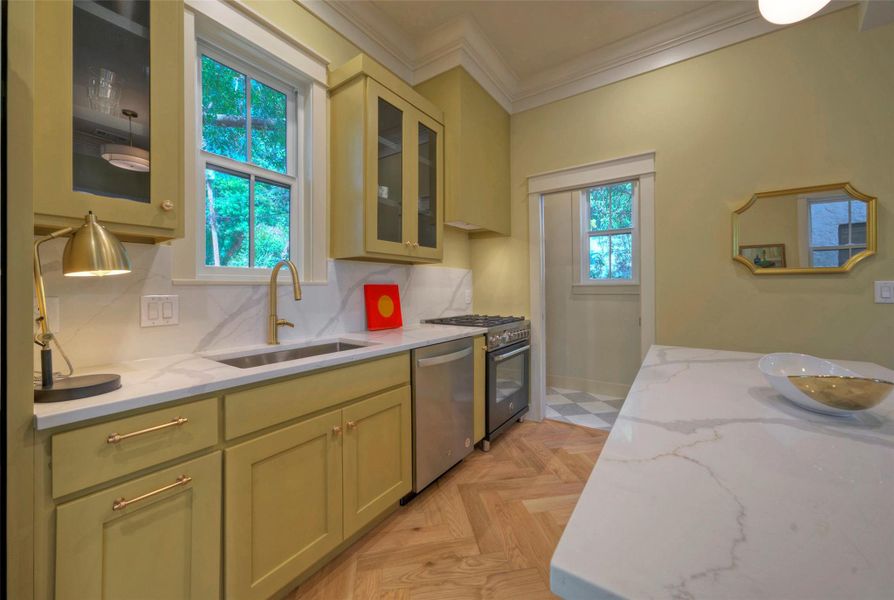 Spacious kitchen with quartz countertops, herringbone oak floor and an open flow.