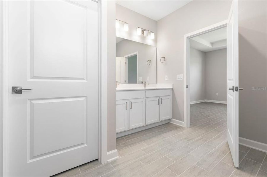 Spacious, unfurnished interior of a new home in , Cape Coral (Image 22).