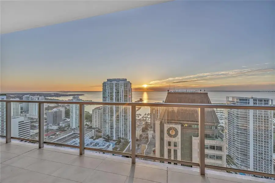 Condo located in St. Petersburg, FL showcasing its design and architecture (Image 3).