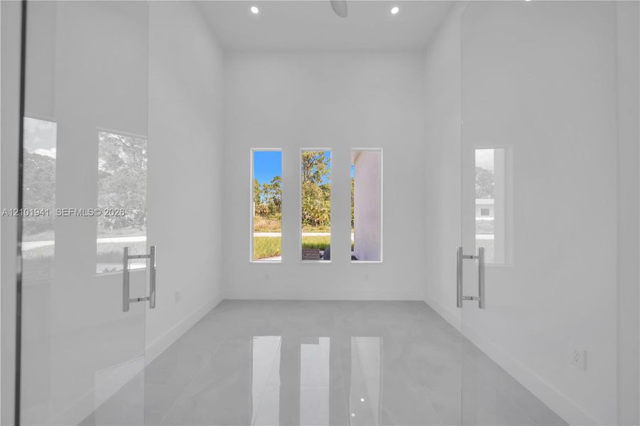 Spacious, unfurnished interior of a new home in , Lehigh Acres (Image 28).