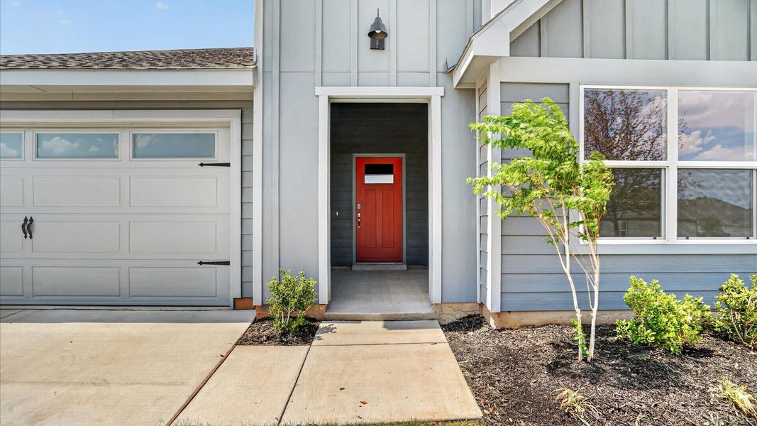 Exterior details and patio area of a home in Sandstone Estates, Granbury (Image 3).