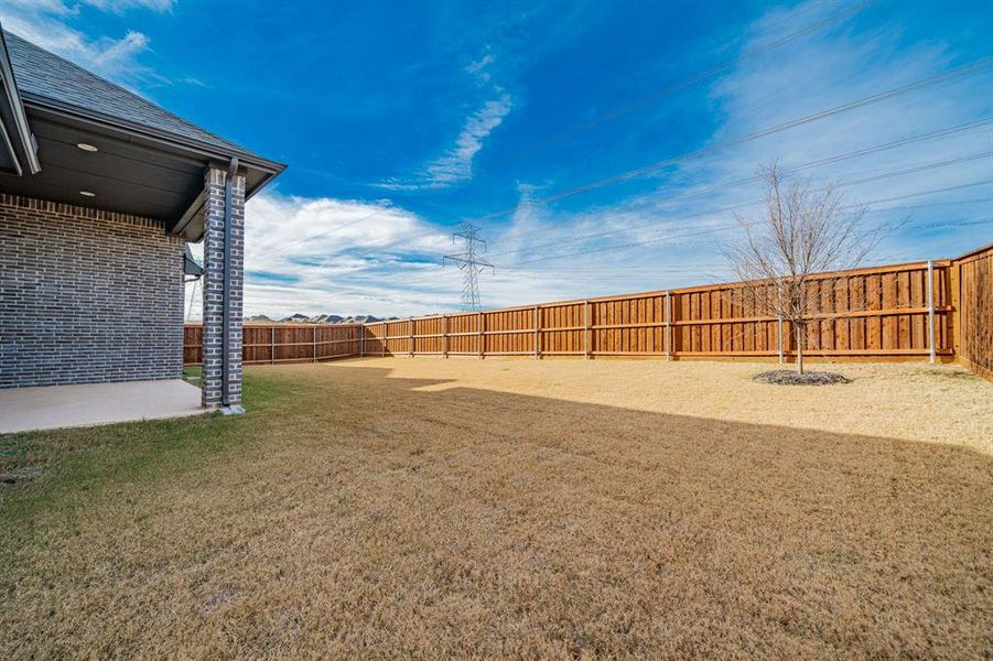 Exterior details and patio area of a home in Ventana 70', Fort Worth (Image 26).