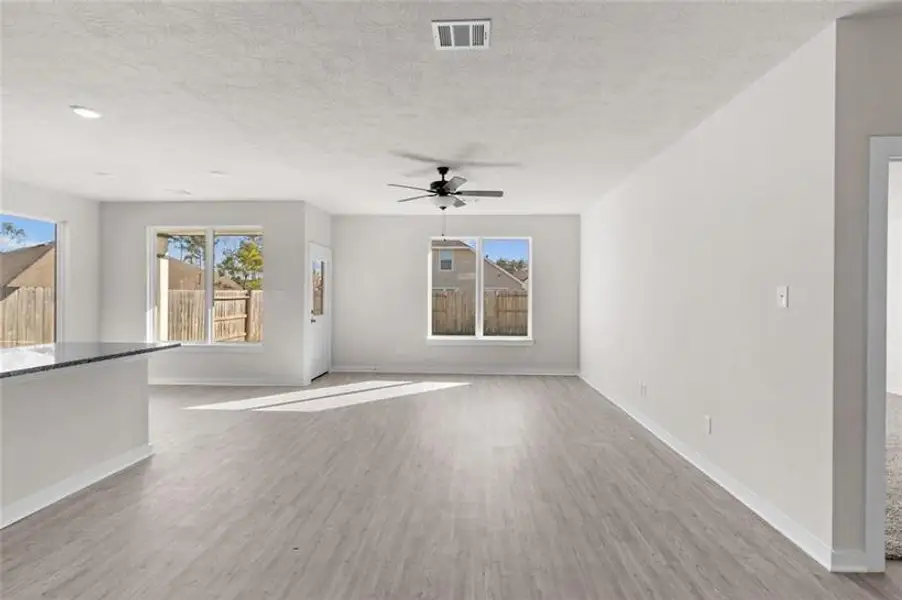 Spacious, unfurnished interior of a new home in Ladera Creek, Conroe (Image 10).
